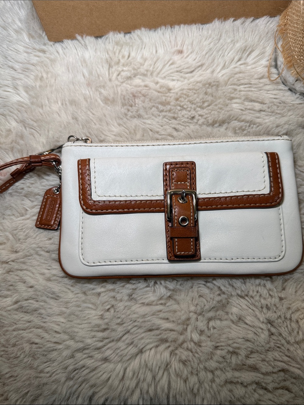 ✨ Vintage Coach Hampton Buckle Wristlet✨ - Picture 2 of 11